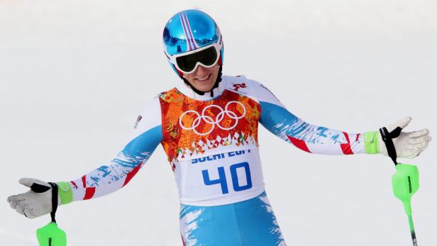 Ein Skirennläufer mit der Startnummer 40 jubelt mit ausgestreckten Armen.