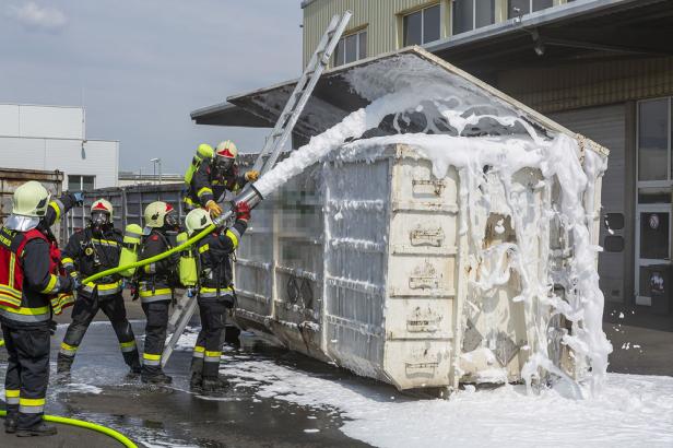 Feuerwehr-Einsatz bei Containerbrand im Gewerbepark Krems