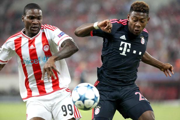 Zwei Fußballspieler kämpfen um den Ball während eines Spiels.