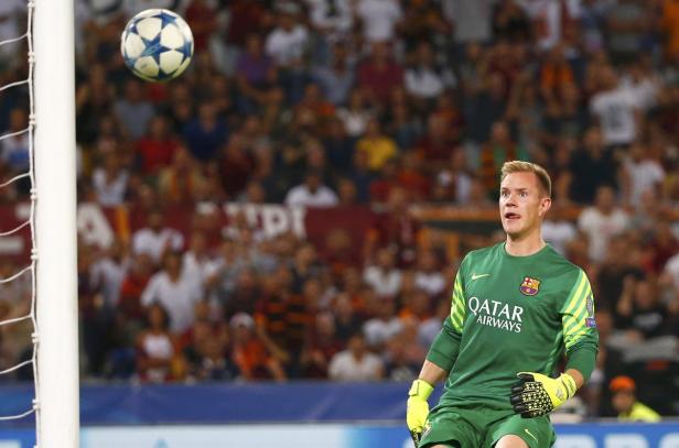 Marc-André ter Stegen beobachtet einen Ball während eines Fußballspiels.