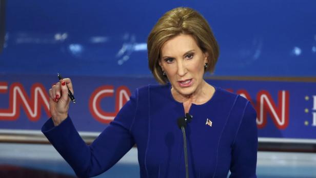 Carly Fiorina spricht während einer CNN-Debatte.