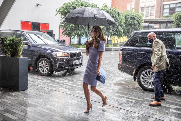 Sexy wie nie: Herzogin Kate trotzt dem Regen
