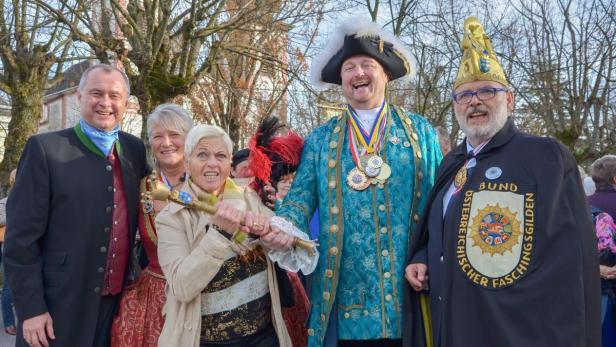 Eine Gruppe von Menschen in Faschingskostümen posiert für ein Foto.