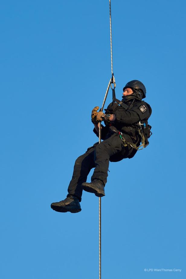 Hamburger Polizisten absolvierten mit der WEGA einen Seiltechnikgrundkurs