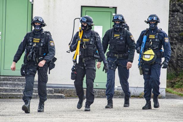Hamburger Polizisten absolvierten mit der WEGA einen Seiltechnikgrundkurs
