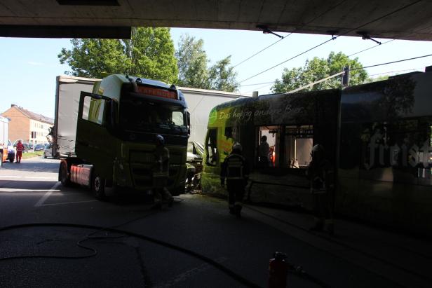 40-Tonnen-Sattelzug ließ Straßenbahn in Linz entgleisen