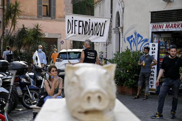 "Tiere sind unsere Geschwister": Empörung über Spanferkel-Statue in Rom