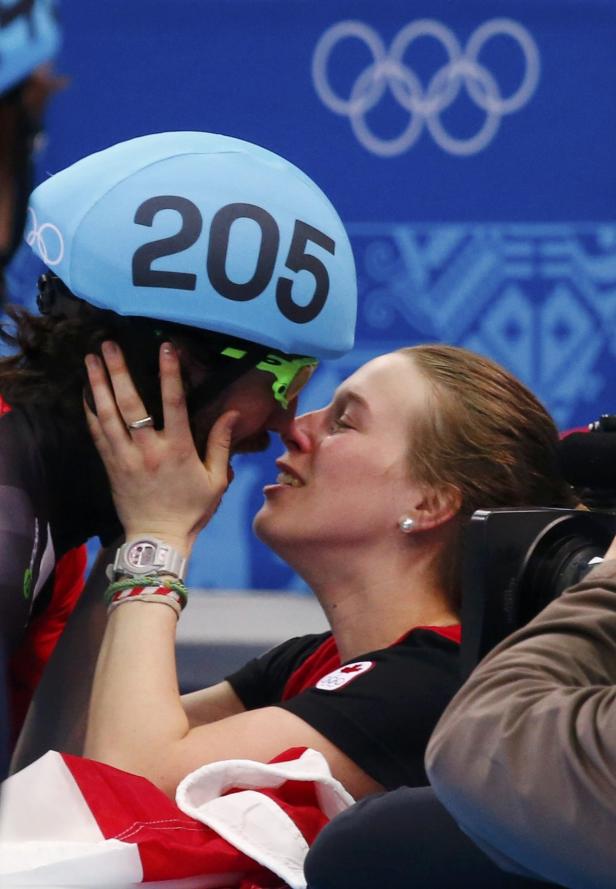 Zwei Shorttrack-Athletinnen umarmen sich innig, eine trägt einen Helm mit der Nummer 205.