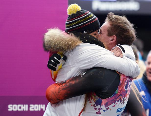 Zwei Sportler umarmen sich bei den Olympischen Winterspielen 2014 in Sotschi.