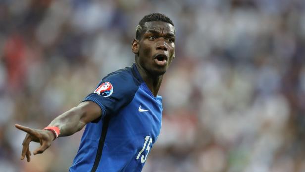 Paul Pogba im Trikot der französischen Nationalmannschaft gestikuliert auf dem Spielfeld.