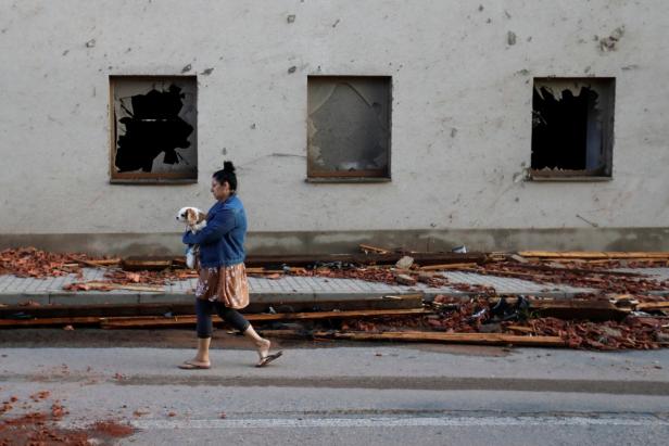 Videos und Bilder: Tornado in Tschechien zieht Spur der Verwüstung