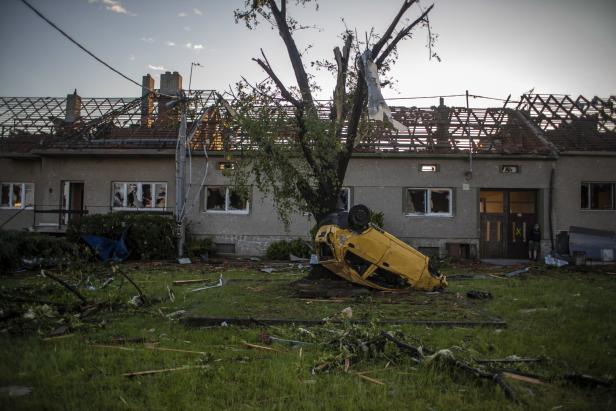 Videos und Bilder: Tornado in Tschechien zieht Spur der Verwüstung