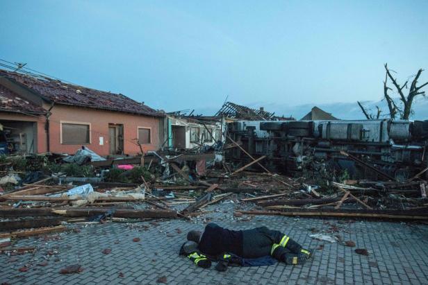 Zwei Tornado-Opfer nach Wien geflogen