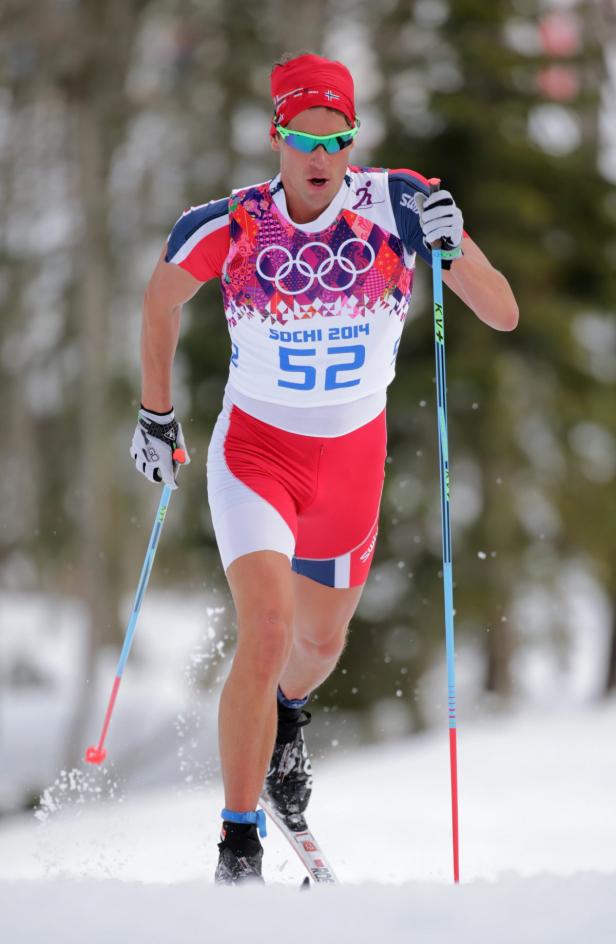 Ein Langläufer mit norwegischer Flagge auf der Stirn beim Wettkampf in Sotschi 2014.