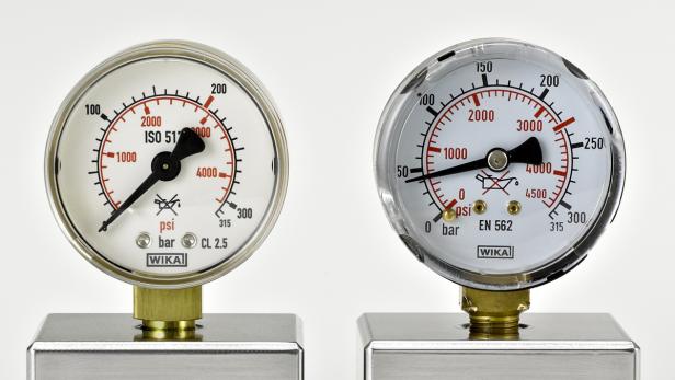 Zwei WIKA-Manometer zeigen unterschiedliche Druckwerte in psi und bar an.