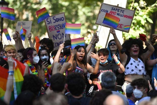 Pride-Paraden: Tausende feiern in Paris, Prügel in Istanbul