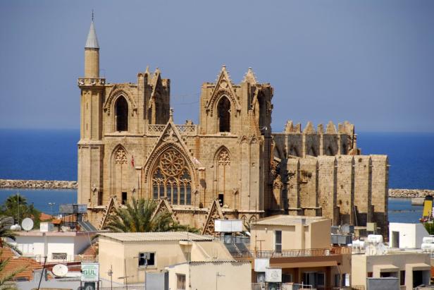 Die Lala-Mustafa-Pascha-Moschee in Famagusta, Zypern, mit Blick auf das Meer.