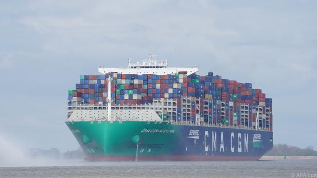 Ein volles Containerschiff