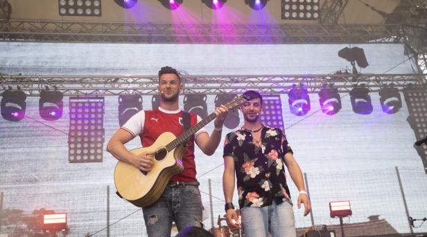 NIEDERÖSTERREICH: "SCHULSCHLUSSKONZERT" IM BUNDESGYMNASIUM ZEHNERGASSE IN WIENER NEUSTADT / PIZZERA UND JAUS