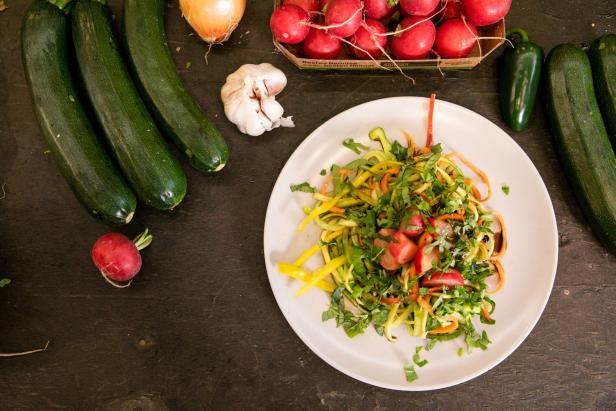 Zoodle-Salat mit gebratenen Radieschen: Der perfekte Sommer-Lunch