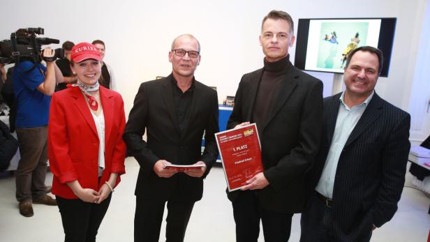 Eine Gruppe von Personen posiert bei einer Preisverleihung für ein Foto.