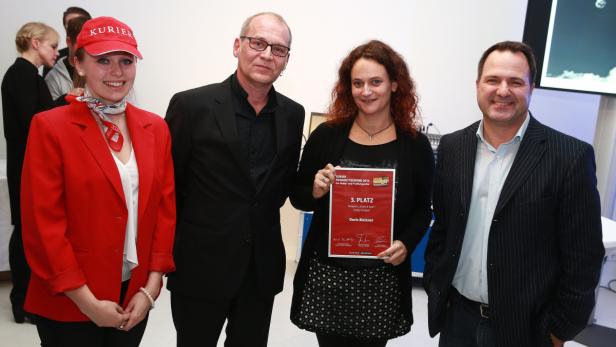 Eine Gruppe von Personen posiert mit einer Urkunde für ein Foto.