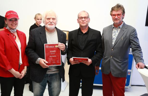 Eine Gruppe von Personen posiert bei einer Preisverleihung für ein Foto.