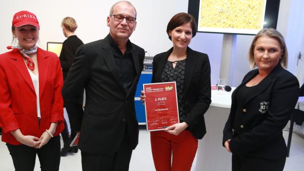 Eine Gruppe von Personen posiert bei der Preisverleihung eines Fotowettbewerbs.