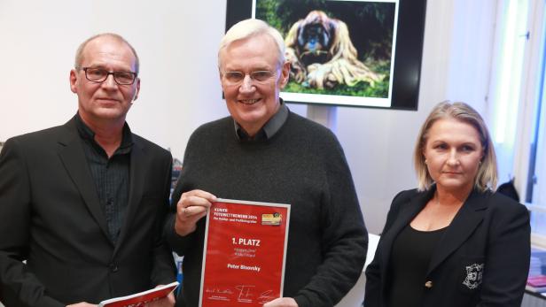 Peter Bisovsky hält seine Auszeichnung beim Kurier Fotowettbewerb 2014 in den Händen.