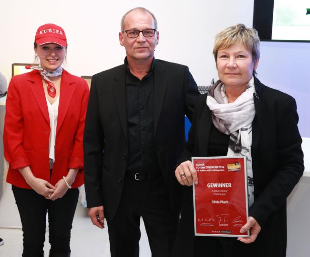 Silvia Plach hält eine Urkunde als Gewinnerin des Kurier-Fotowettbewerbs 2014 in den Händen.