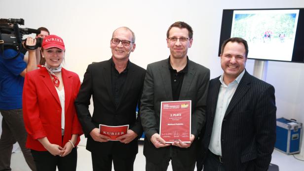 Vier Personen posieren bei einer Preisverleihung des „Kurier“ für ein Foto.