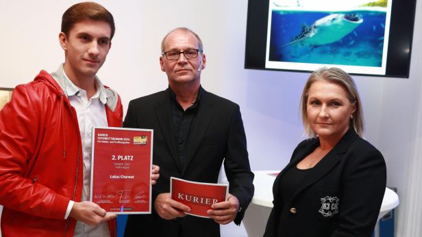 Drei Personen posieren mit Urkunden des Kurier Fotowettbewerbs 2014, darunter Lukas Charwat.
