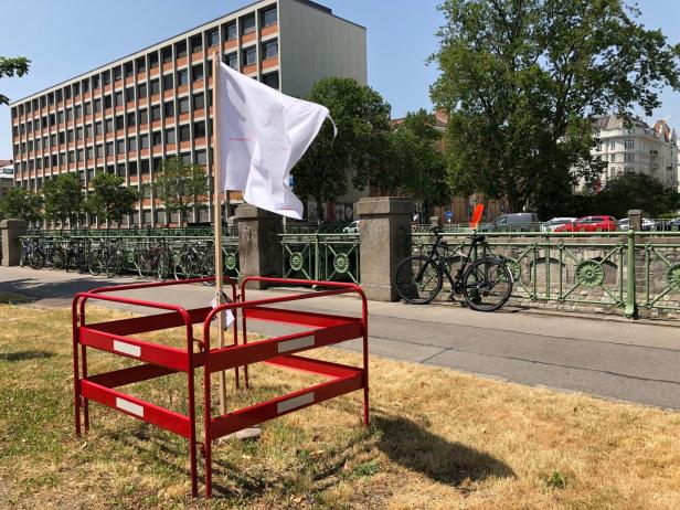 Angewandte: Der weiße Oskar-Kokoschka-Platz als Leinwand 