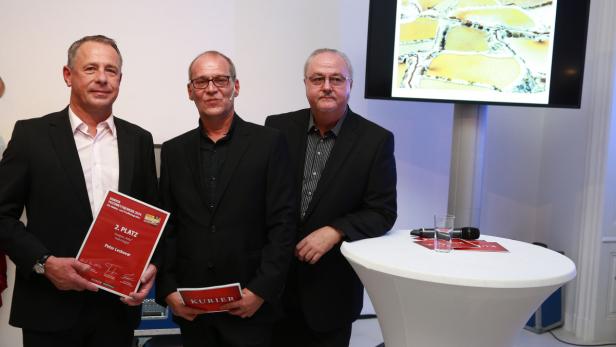 Drei Männer posieren mit Urkunden des Kurier Fotowettbewerbs 2014 für Hobby- und Profifotografen.