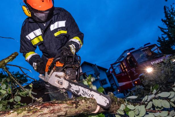 Gewitterfront zog über Österreich: Feuerwehren im Dauereinsatz