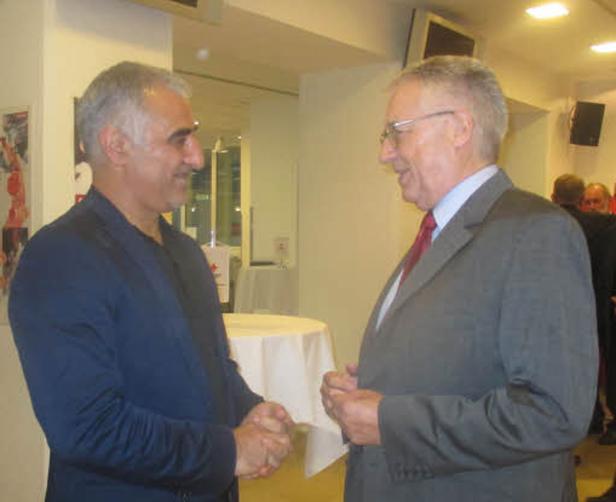 Zwei Männer in Anzügen schütteln sich die Hände.