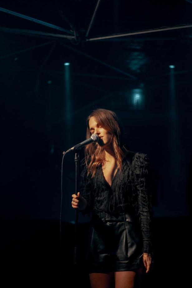 Tina Naderer: „Ein Konzert fühlt sich an, wie verliebt zu sein“