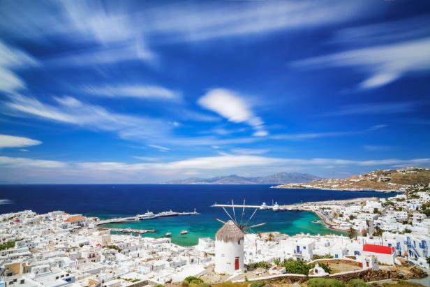Die Windmühle von Mykonos überblickt die Stadt und das Meer.