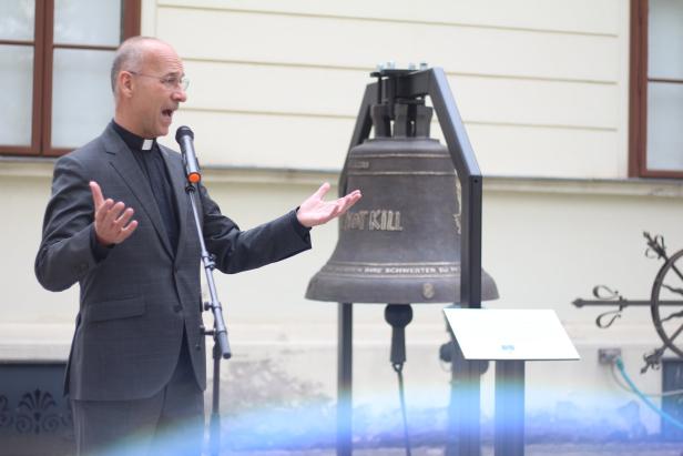 Michael Patrick Kellys Friedensglocke läutet jetzt in der Brigittenau
