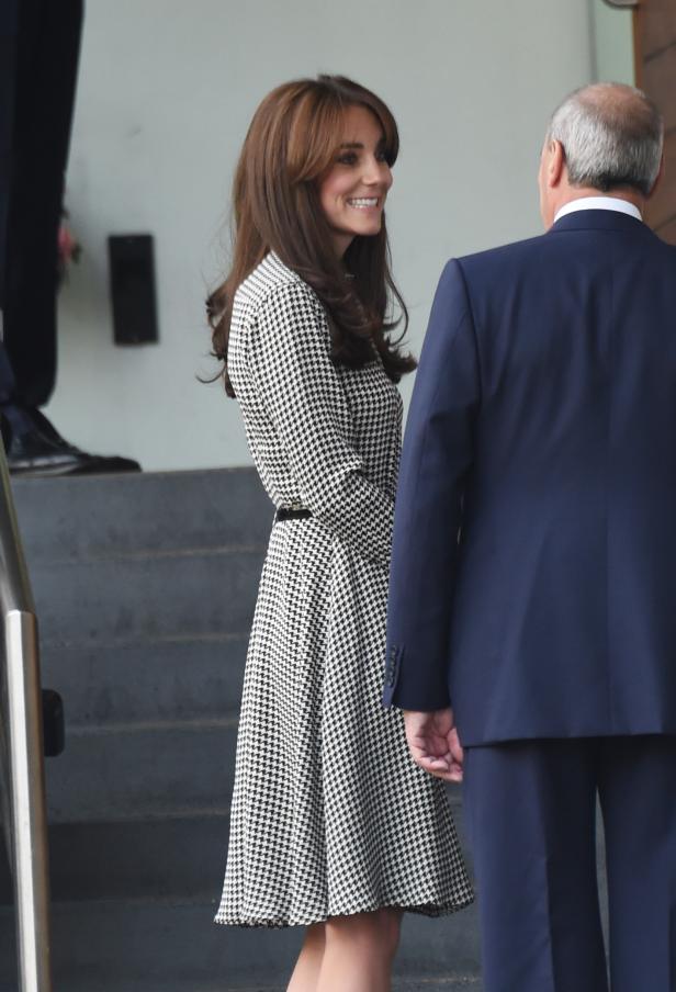 Catherine, Princess of Wales, in einem schwarz-weiß gemusterten Kleid.