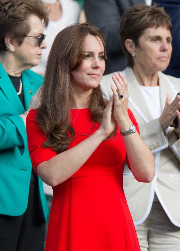Catherine, Princess of Wales, klatscht Beifall in einem roten Kleid.