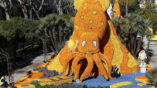 Eine große Skulptur eines Oktopus, gefertigt aus Orangen und Zitronen.