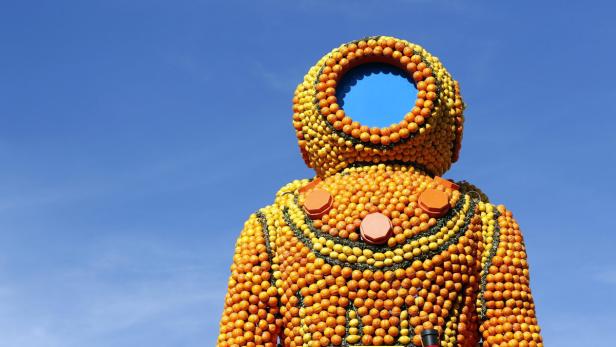 Ein Astronautenkostüm, das aus Kürbissen vor einem blauen Himmel gefertigt wurde.