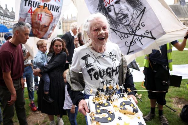 Julian Assange ist 50: Vivienne Westwood feiert Protest-Party