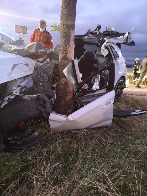 Schwerer Unfall im Morgengrauen: Auto krachte gegen Baum