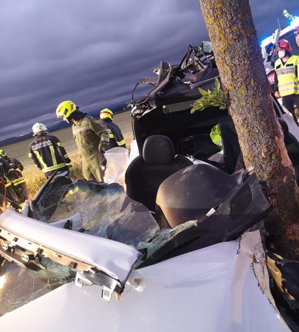 Schwerer Unfall im Morgengrauen: Auto krachte gegen Baum