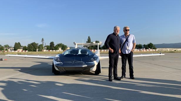Firmengründer Stefan Klein und Anton Zajac vor dem AirCar 1