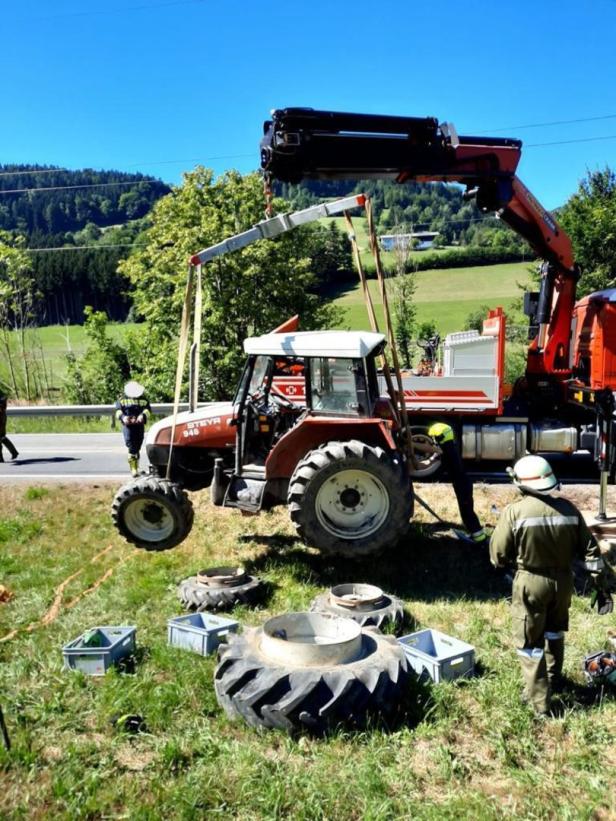 NÖ: Traktorfahrer bei Unfall auf Wiese geschleudert