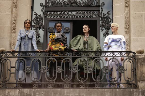Gaultier hebt bei Pariser Haute Couture-Schauen modisch ab