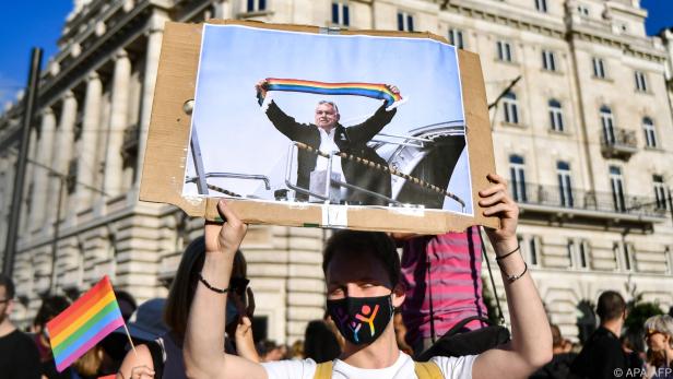 Auch Orban hat einen Platz unter dem Regenbogen